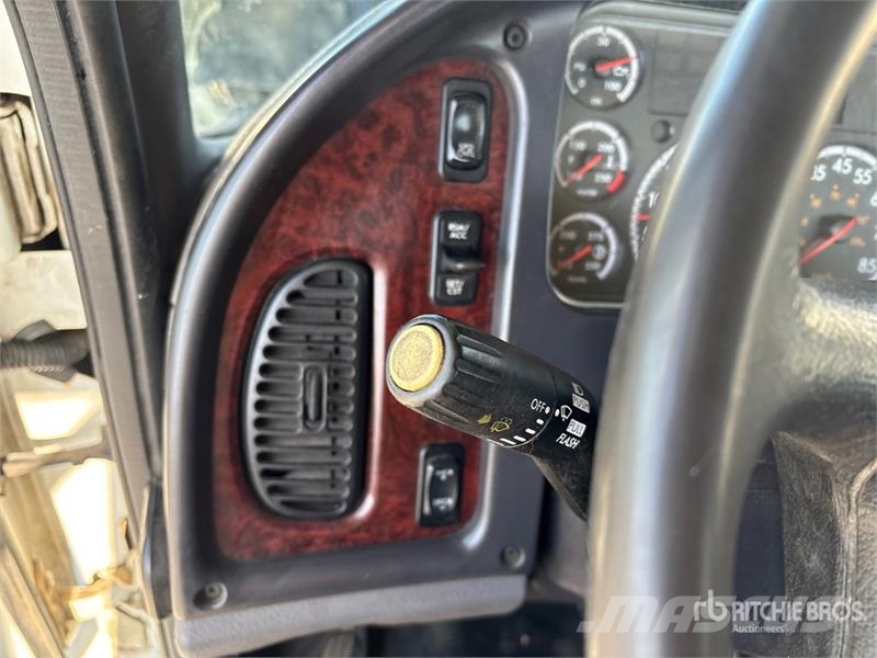 Freightliner M2106 4x2 Rollback Truck Hinausautot