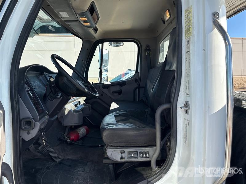 Freightliner M2106 4x2 Rollback Truck Hinausautot