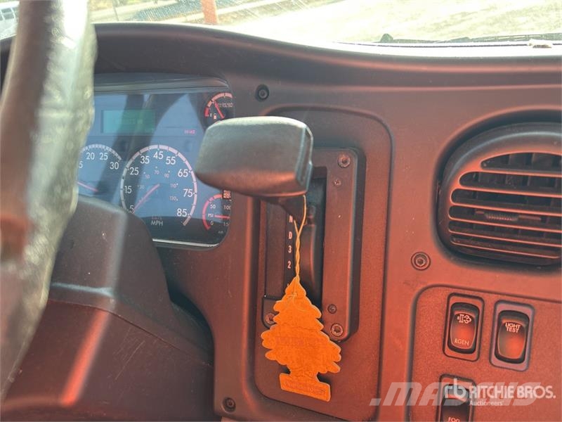 Freightliner M2106 4x2 Van Truck Sanduk kamioni
