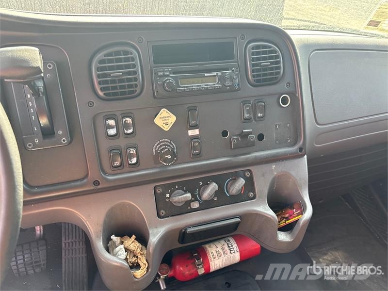 Freightliner M2106 4x2 Van Truck Грузовики-Фургоны