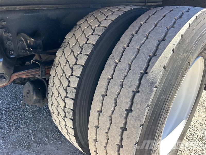 Freightliner M2106 4x2 Van Truck Фургони