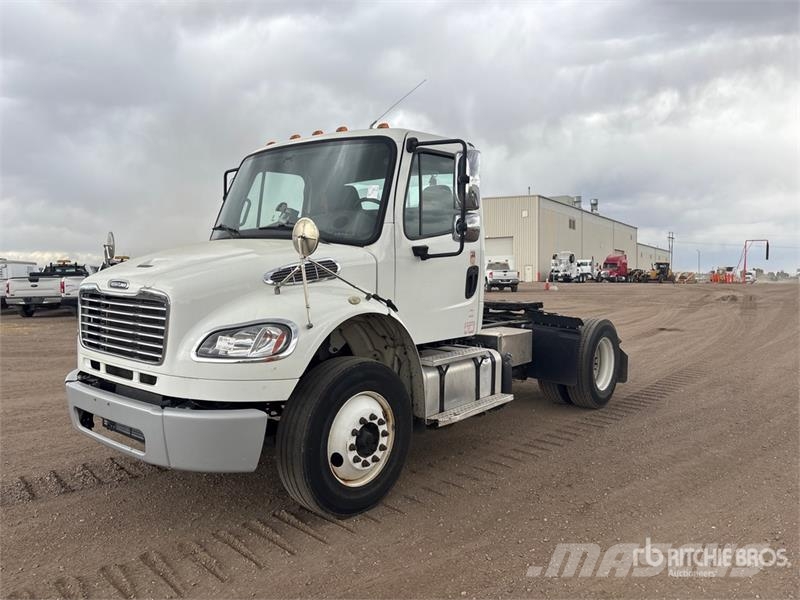Freightliner M2106 4x2 S/A Day Cab Truck Tractor Camiones tractor