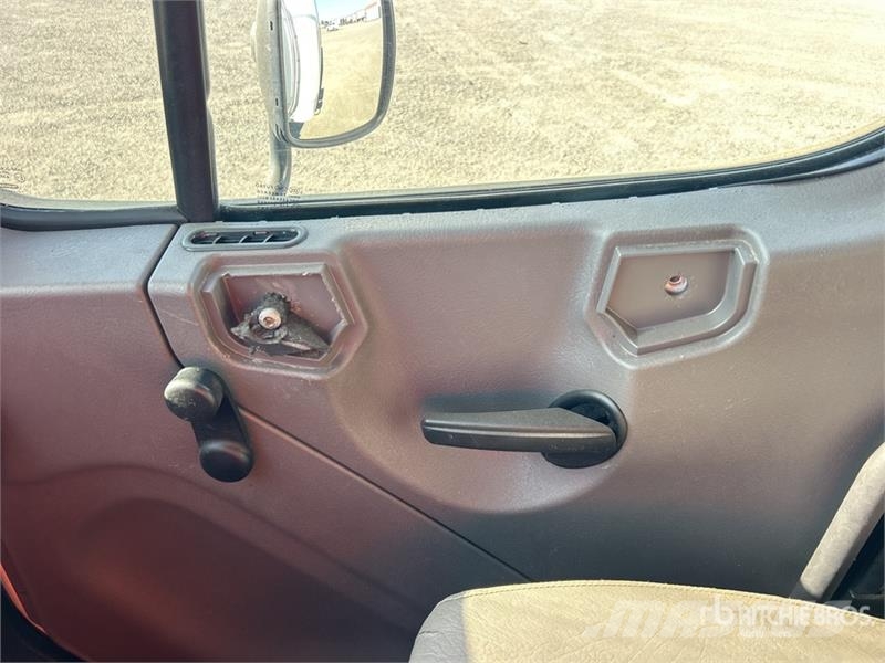 Freightliner M2106 4x2 Van Truck Sanduk kamioni