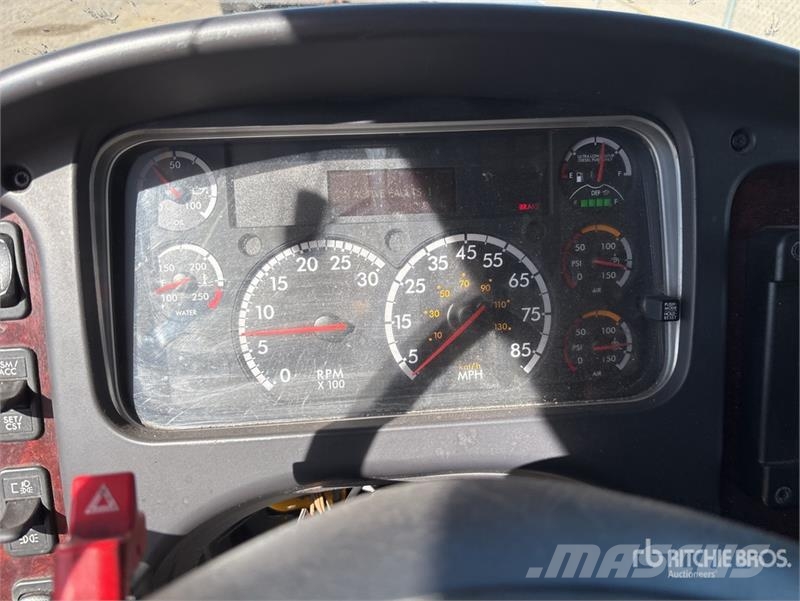 Freightliner M2106 4x2 Van Truck Грузовики-Фургоны