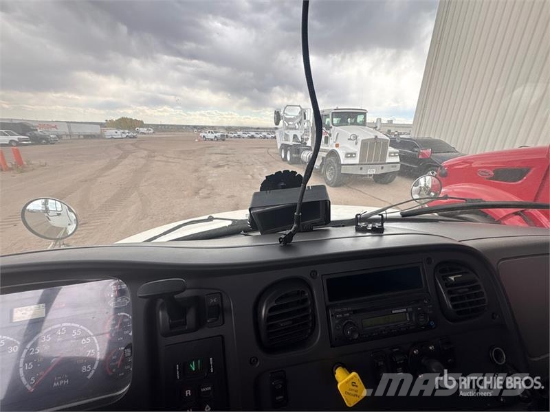 Freightliner M2106 4x2 S/A Day Cab Truck Tractor Camiones tractor