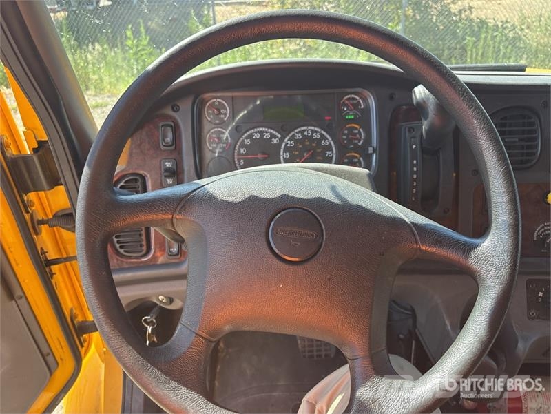 Freightliner M2106 4x2 Van Truck Фургони