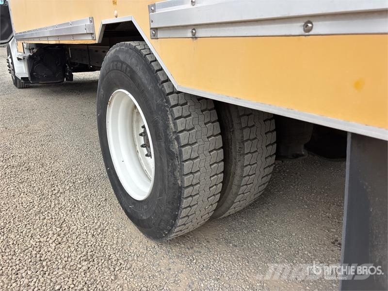 Freightliner M2106 4x2 Van Truck Фургони