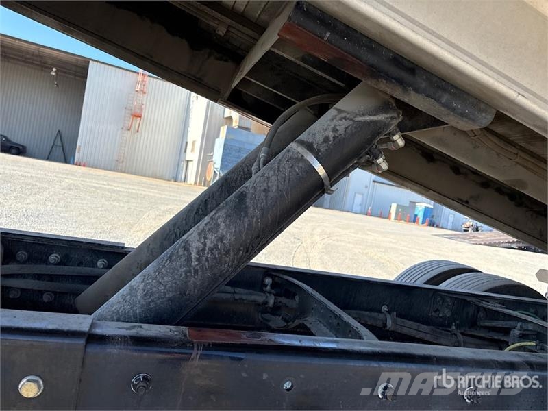 Freightliner M2106 4x2 Rollback Truck Hinausautot