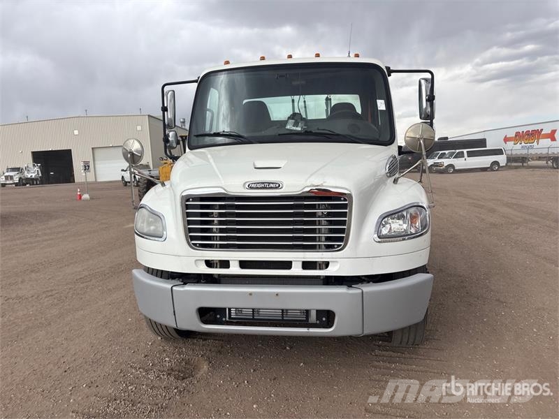 Freightliner M2106 4x2 S/A Day Cab Truck Tractor Camiones tractor