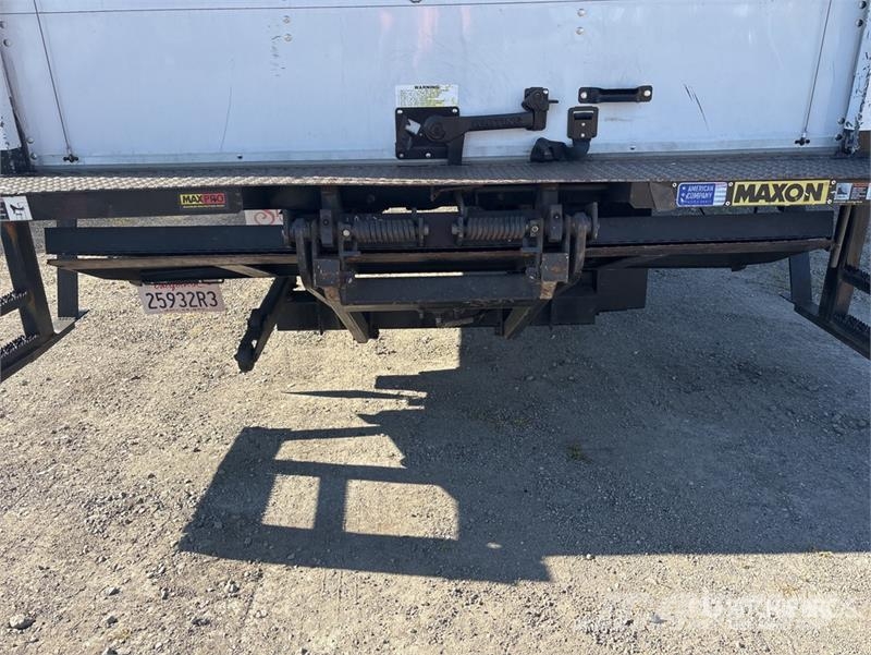 Freightliner M2106 4x2 Van Truck Фургони