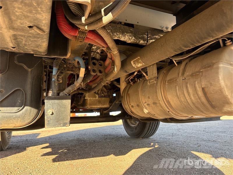 Freightliner M2106 4x2 Van Truck Camiones con caja de remolque