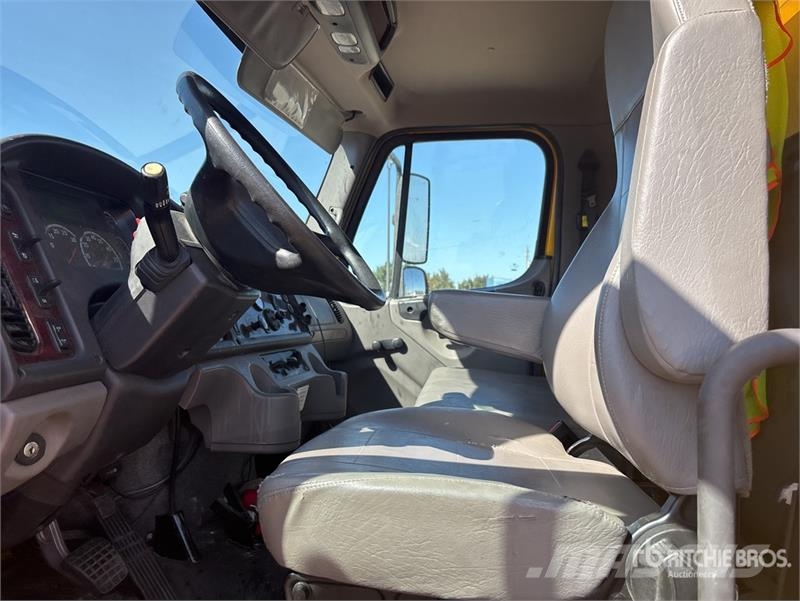 Freightliner M2106 4x2 Van Truck Фургони