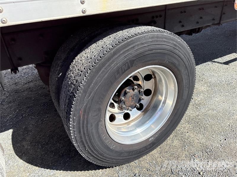 Freightliner M2106 4x2 Van Truck Fast kasse