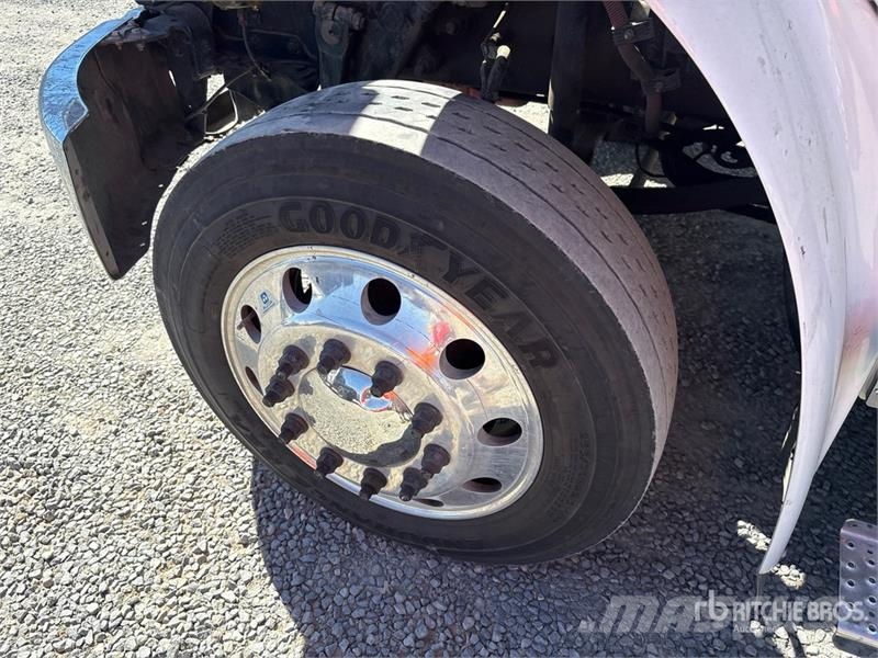 Freightliner M2106 4x2 Rollback Truck Евакуатори