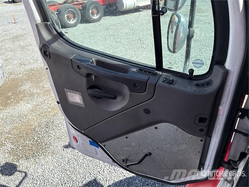 Freightliner M2106 4x2 Van Truck Fast kasse