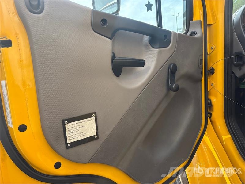 Freightliner M2106 4x2 Van Truck Camion cassonati