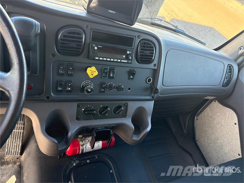 Freightliner M2106 4x2 Van Truck Camiones con caja de remolque