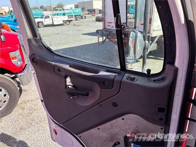 Freightliner M2106 4x2 Van Truck Fast kasse