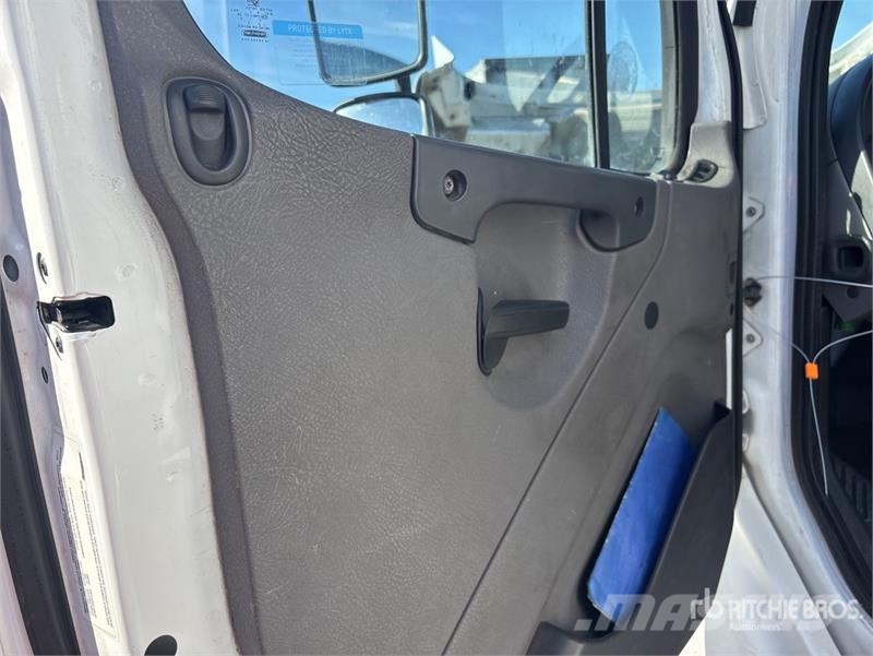 Freightliner M2106 4x2 Van Truck Фургони