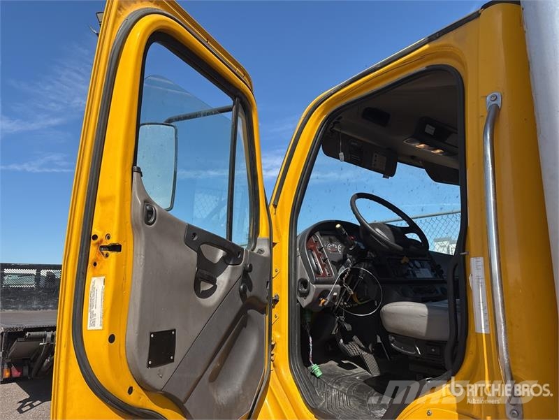 Freightliner M2106 4x2 Van Truck Грузовики-Фургоны
