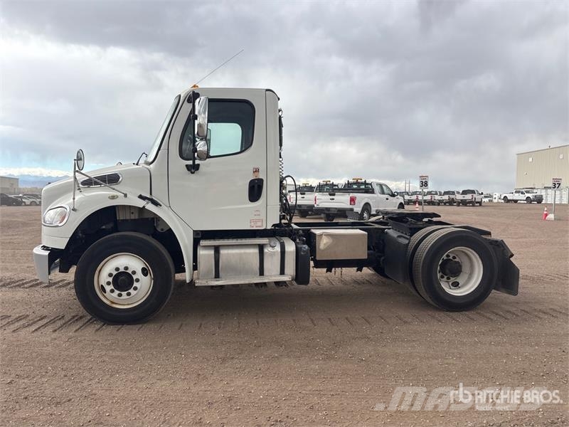 Freightliner M2106 4x2 S/A Day Cab Truck Tractor Camiones tractor