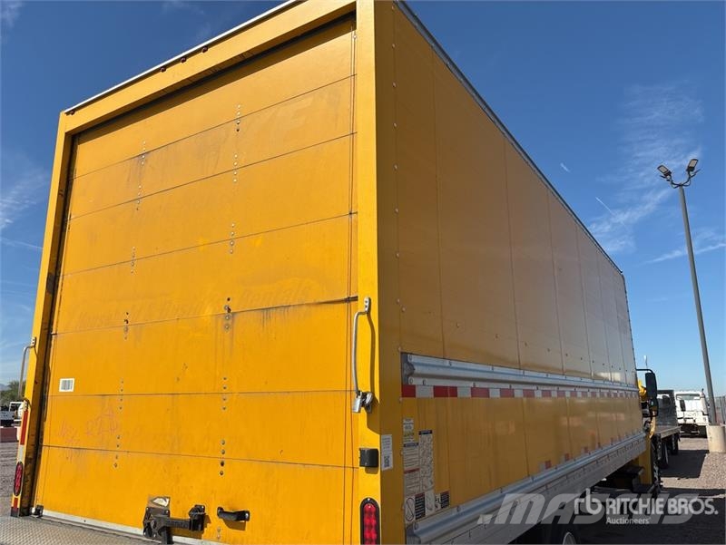 Freightliner M2106 4x2 Van Truck Грузовики-Фургоны