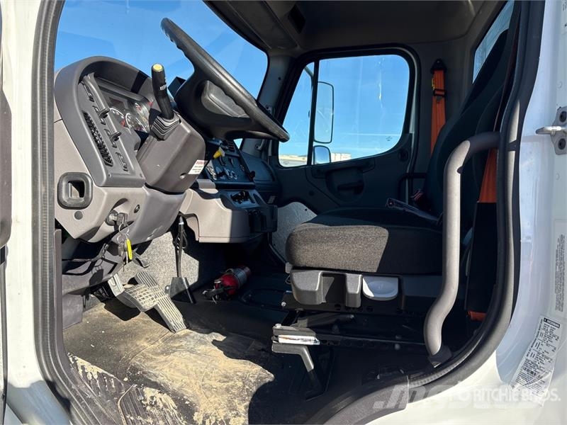 Freightliner M2106 4x2 Van Truck Camiones con caja de remolque