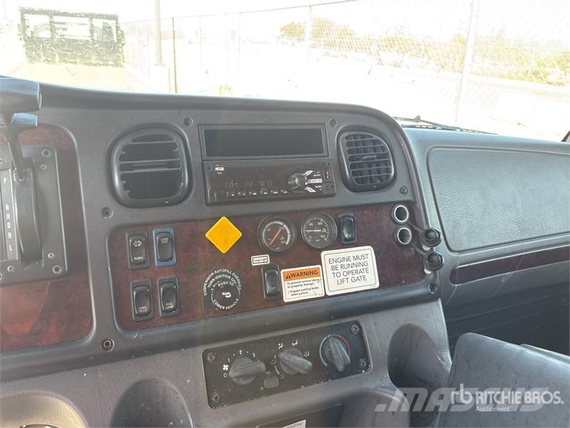 Freightliner M2106 4x2 Van Truck Грузовики-Фургоны