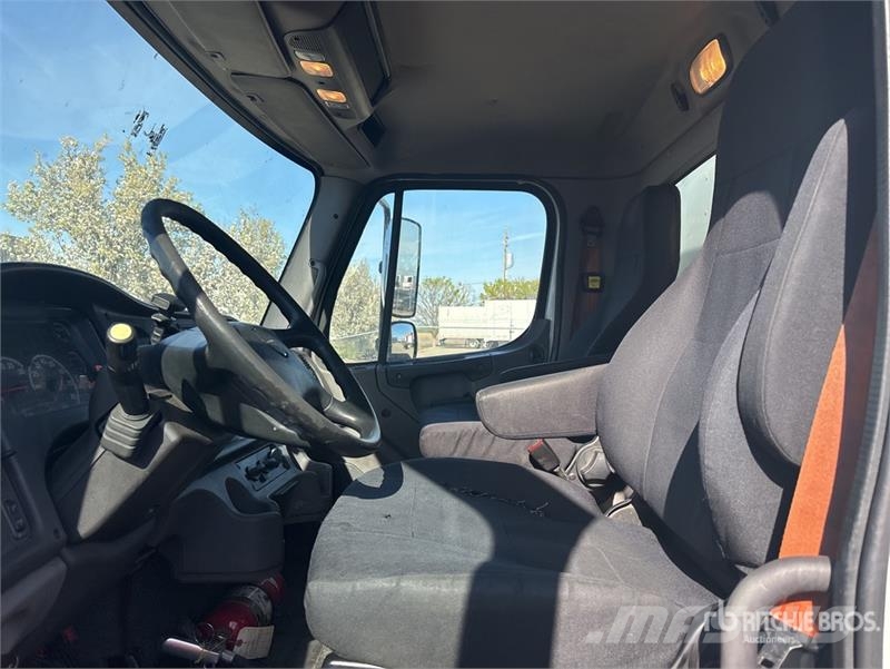 Freightliner M2106 4x2 Van Truck Фургони