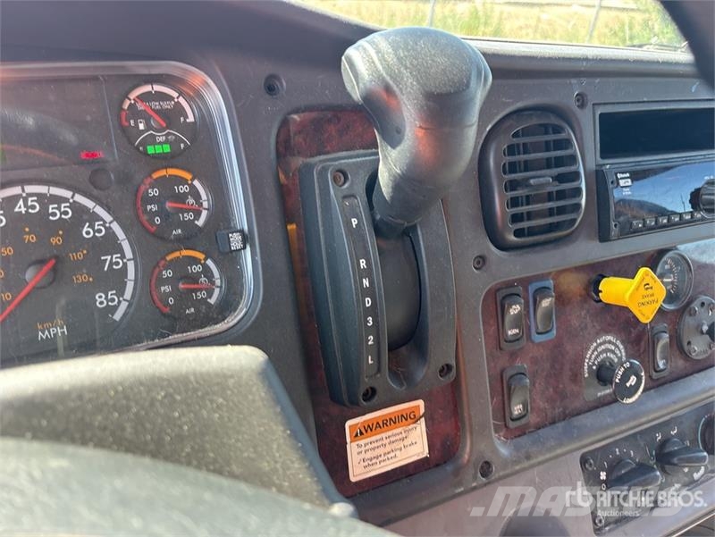 Freightliner M2106 4x2 Van Truck Фургони