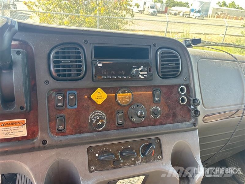 Freightliner M2106 4x2 Van Truck Фургони