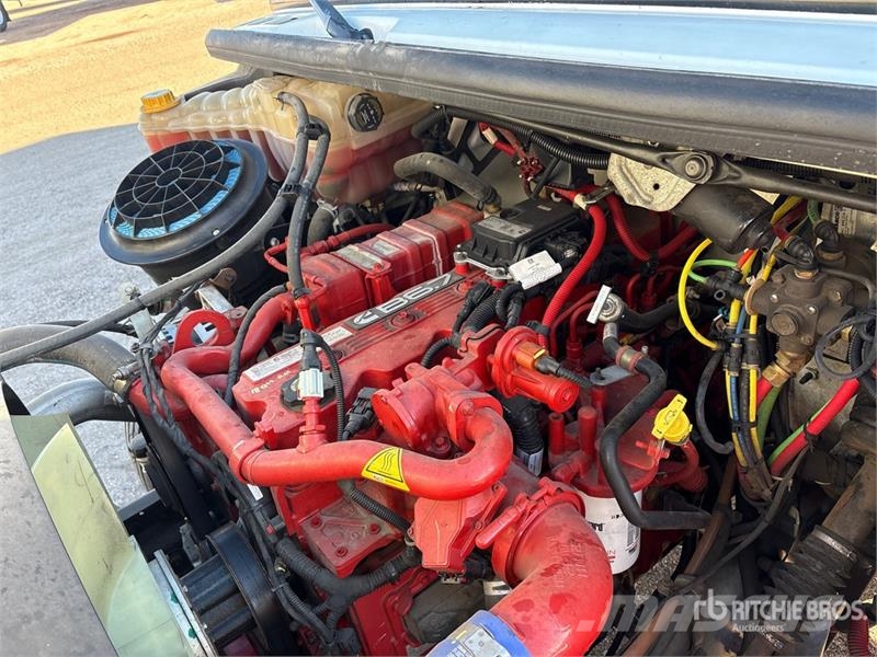 Freightliner M2106 4x2 Van Truck Camiones con caja de remolque