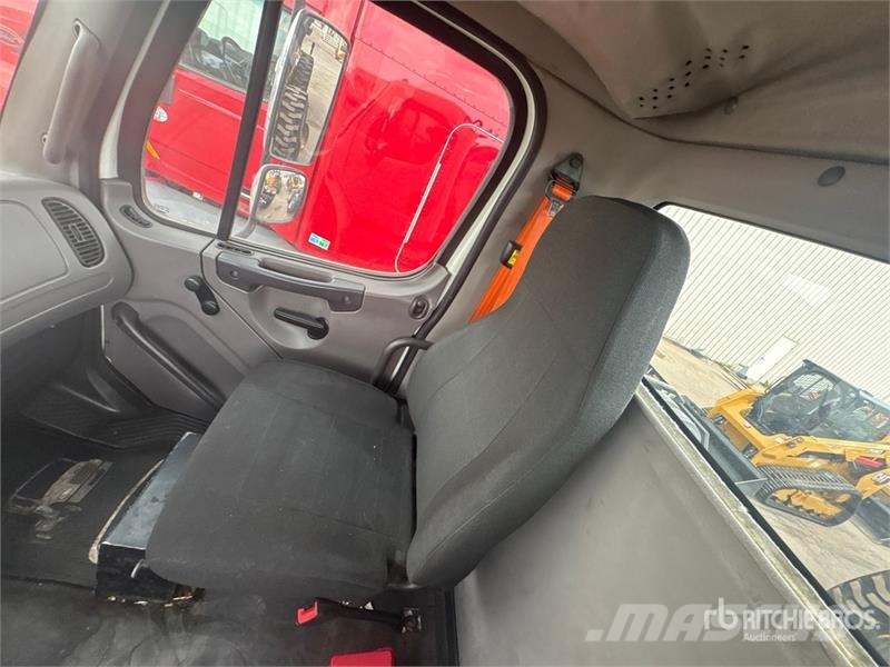 Freightliner M2106 4x2 S/A Day Cab Truck Tractor Camiones tractor
