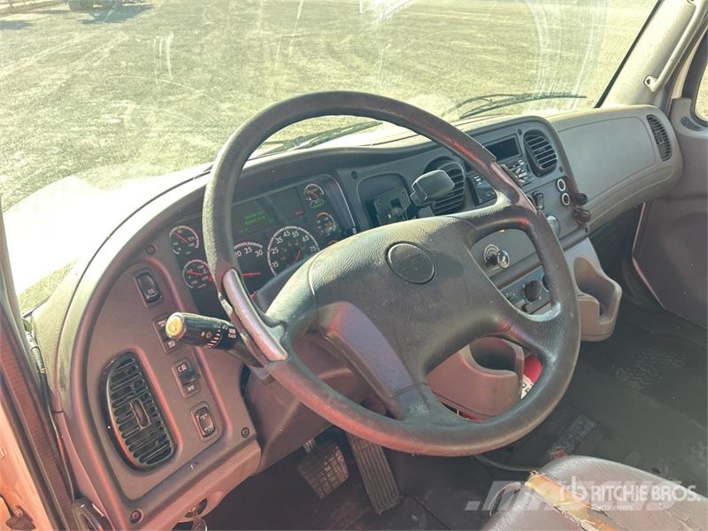 Freightliner M2106 4x2 Van Truck Sanduk kamioni