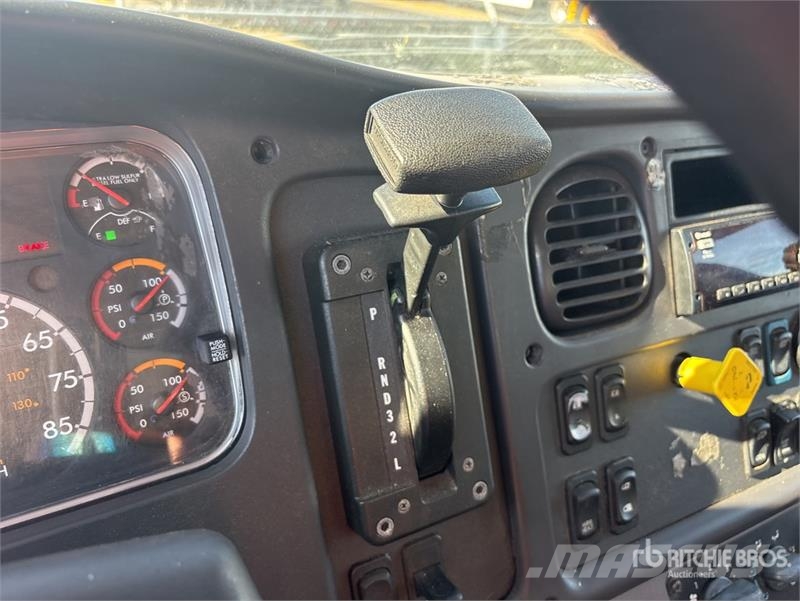 Freightliner M2106 4x2 Van Truck Фургони