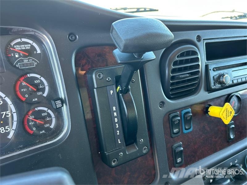 Freightliner M2106 4x2 Van Truck Фургони