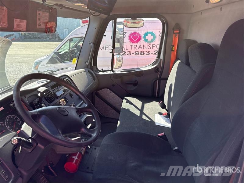 Freightliner M2106 4x2 Van Truck Fast kasse