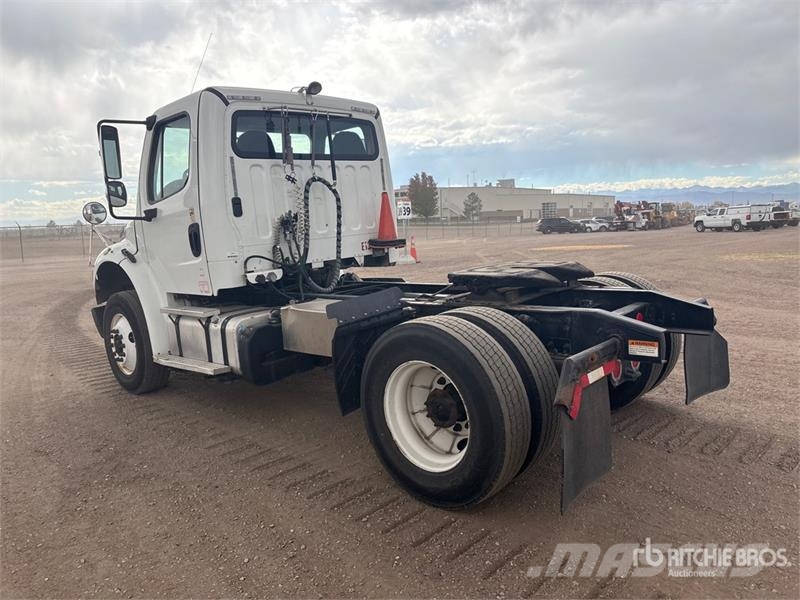 Freightliner M2106 4x2 S/A Day Cab Truck Tractor Camiones tractor