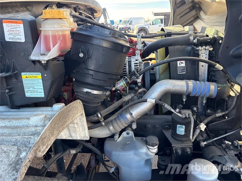 Freightliner M2106 4x2 Van Truck Camiones con caja de remolque