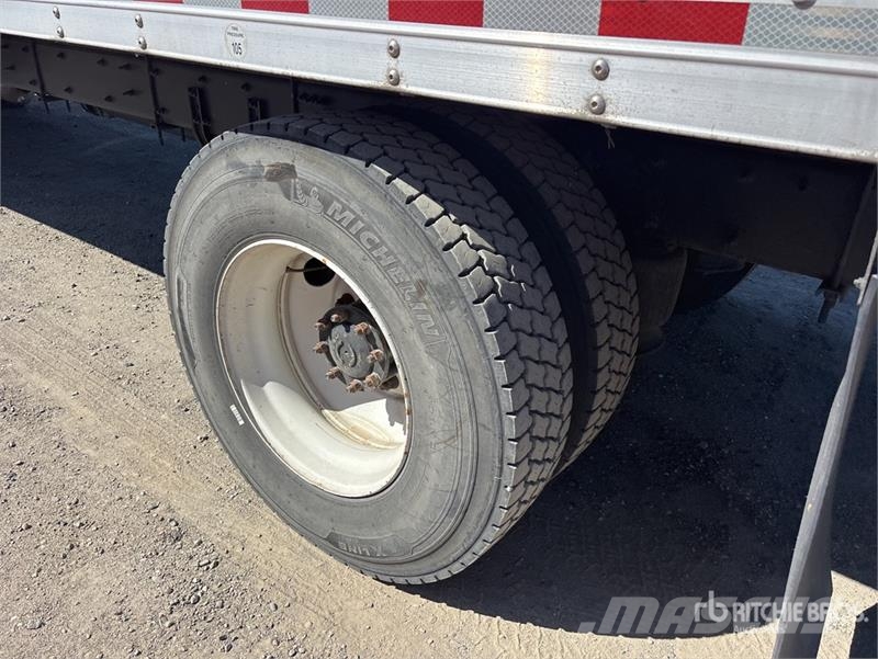 Freightliner M2106 4x2 Van Truck Фургони