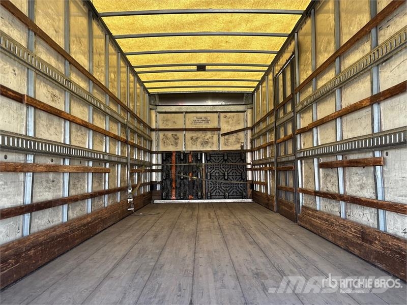 Freightliner M2106 4x2 Van Truck Грузовики-Фургоны
