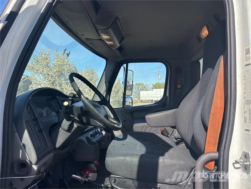 Freightliner M2106 4x2 Van Truck Фургони