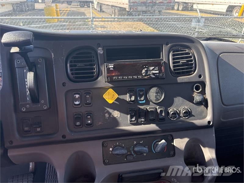 Freightliner M2106 4x2 Van Truck Фургони