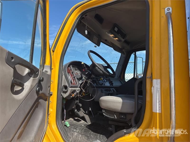 Freightliner M2106 4x2 Van Truck Грузовики-Фургоны