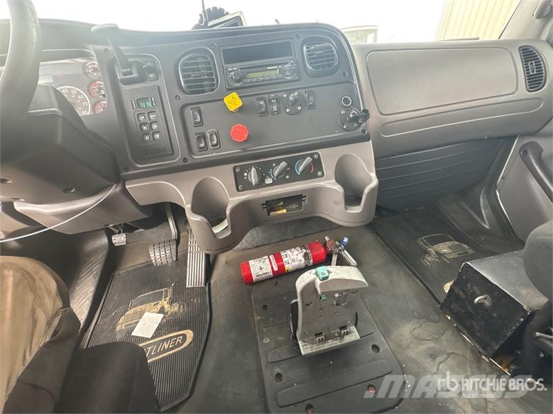 Freightliner M2106 4x2 S/A Day Cab Truck Tractor Camiones tractor