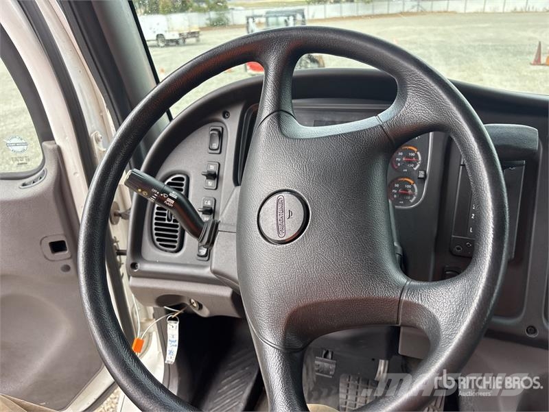Freightliner M2106 4x2 Van Truck Фургони
