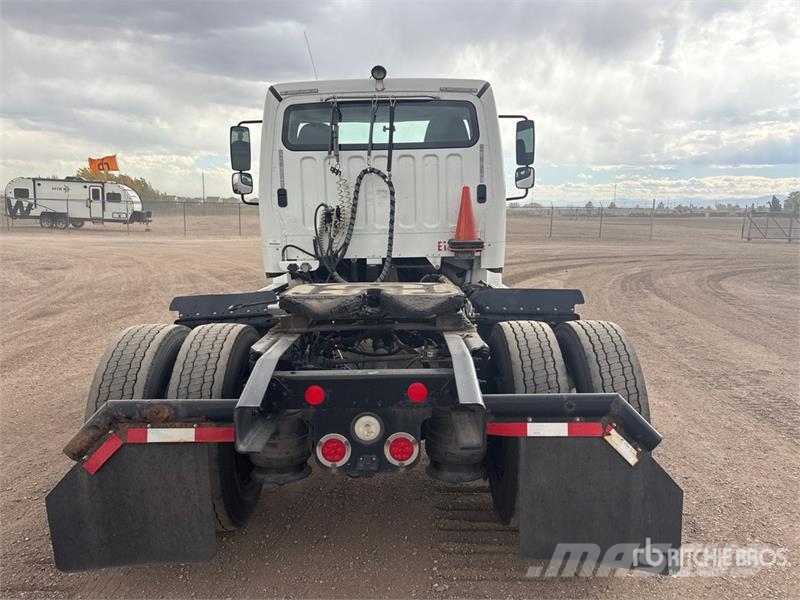 Freightliner M2106 4x2 S/A Day Cab Truck Tractor Camiones tractor