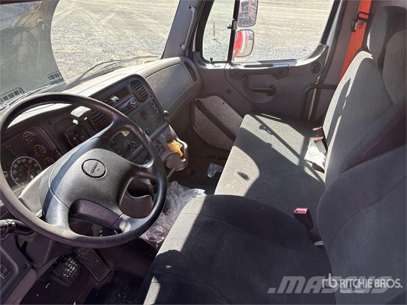 Freightliner M2106 4x2 Van Truck Fast kasse