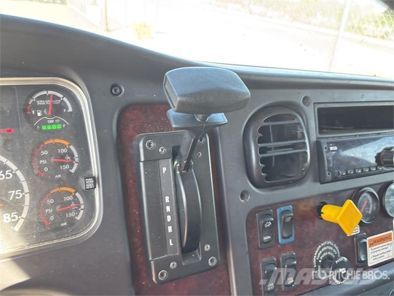Freightliner M2106 4x2 Van Truck Грузовики-Фургоны