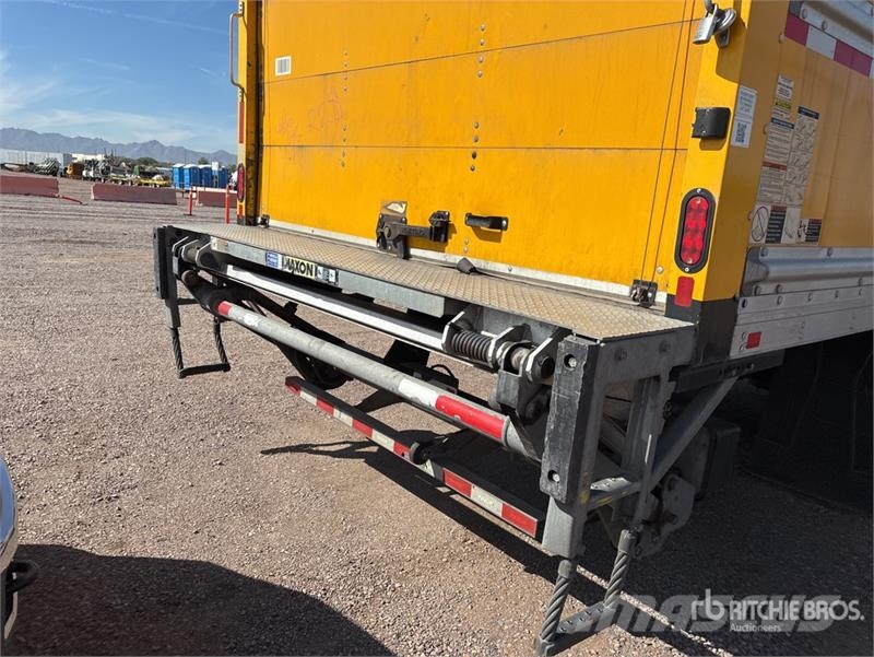 Freightliner M2106 4x2 Van Truck Грузовики-Фургоны